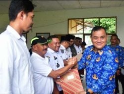 Kunker Perdana ke Sinjai Selatan, Pj Bupati Serahkan Pagu ADD untuk 10 Desa