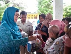 Pj Bupati dan Ketua TP PKK Beri Bantuan Susu dan Vitamin Bayi Stunting