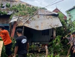Polisi Bersama BPBD Diturunkan Tanggulangi Bencana Angin Kencang Bulukumba