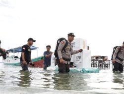 Polisi Bulukumba Ini Seberangi Lautan Kawal Penyaluran Logistik Pemilu ke Pulau Liukangloe