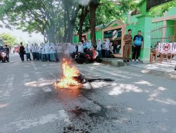 Ratusan Siswa SMAN 8 Bulukumba Aksi Bakar Ban Depan Sekolah