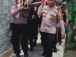 Pemakaman Purnawirawan Polri, Kapolres Bulukumba Turun Langsung Usung Jenazah