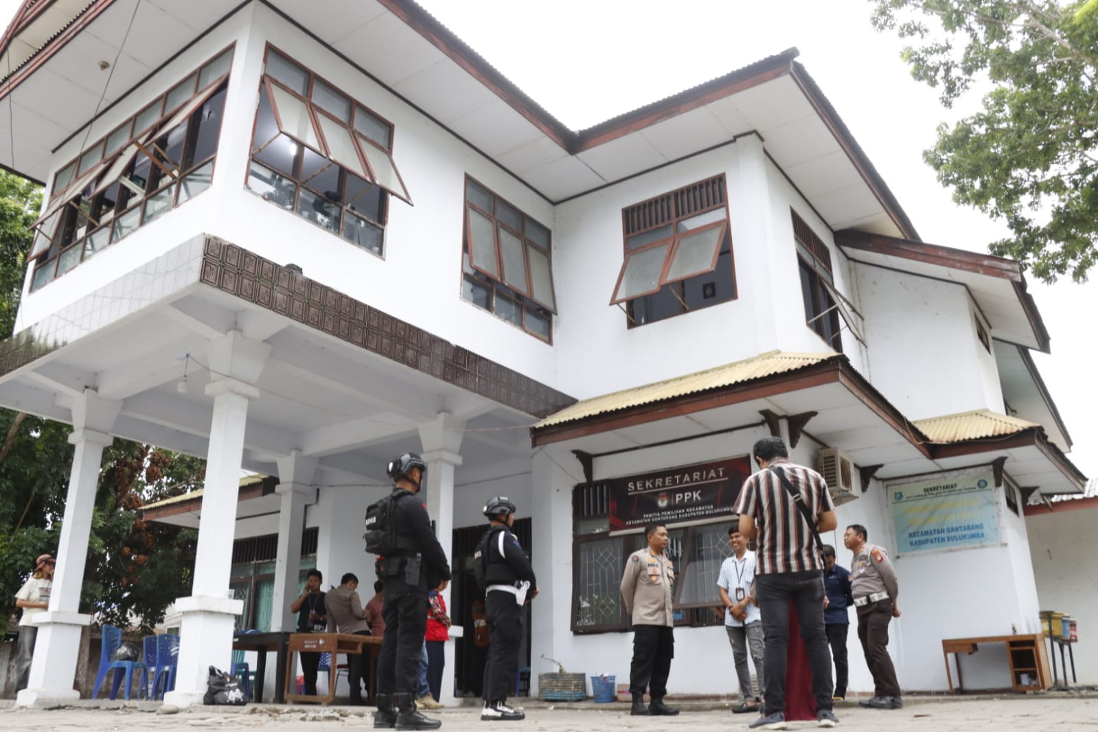 Kapolres Bulukumba saat memantau proses rekapitulasi suara di Sekretarian PPK Kecamatan Gantarang, Kamis, 22 Februari 2024.