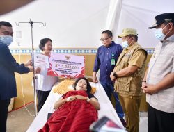 Kunjungi Korban Longsor Bastem Luwu, Pj Gubernur Sulsel Serahkan Santunan