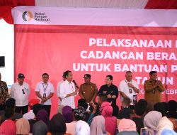 Presiden Jokowi Bagikan Bantuan Pangan kepada 1.000 KPM di Maros