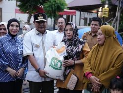 Pj Gubernur dan Pj Ketua PKK Sulsel Salurkan Bantuan Pangan Presiden Jokowi untuk Warga Bone