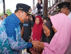 Pj Gubernur Sulsel Salurkan Bantuan Pangan Pemerintah Pusat untuk Warga Miskin di Takalar