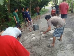 Tak Kunjung Diperbaiki, Komunitas di Lembanna Perbaiki Jalan Rusak Secara Swadaya