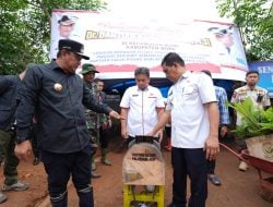 Pj Gubernur Sulsel Bahtiar Baharuddin Serahkan Bantuan Alat Perajang Pisang untuk Kecamatan Mare