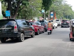 Pemicu Kemacetan, Warga Keluhkan Kendaraan Parkir di Depan RSUD