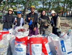 Relawan Lingkungan Ini Ikut Aksi Bersih-bersih Pesisir Bersama DLHK Bulukumba