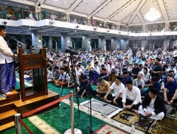 Tarawih Malam Kedua Ramadan di Masjid Al-Markaz, Bahtiar Baharuddin Sampaikan Gerakan Berbagi Bahagia