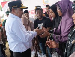Pj Gubernur Sulsel Kunjungi Lokasi Banjir di Suli, Beri Bantuan Sembako ke Warga Terdampak