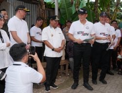 Pj Gubernur Sulsel Dampingi Menteri ATR BPN Serahkan 50 Sertipikat Hasil PTSL di Gowa