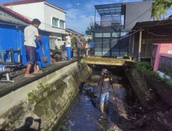 Camat Benteng Sigap, Bersama Tim Terpadu Keruk Drainase Penyebab Genangan Air Dalam Kota