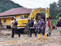 Tembus Titik Longsor Menuju Desa Kadundung, Pj Gubernur Bahtiar Pastikan Ketersediaan Bahan Pangan Warga Korban Bencana