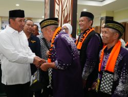 Lepas Kloter 1 Jemaah Haji Embarkasi Makassar, Pj Gubernur: Luruskan Niat Hanya untuk Beribadah