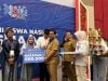 Kadisdik Iqbal Nadjamuddin Ganjar Piala dan Hadiah Uang Kepada Siswa Juara FLS2N SMA/MA Tingkat Sulsel