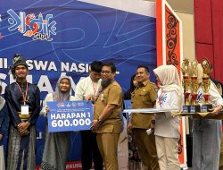 Kadisdik Iqbal Nadjamuddin Ganjar Piala dan Hadiah Uang Kepada Siswa Juara FLS2N SMA/MA Tingkat Sulsel