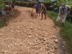 Perbaiki Ruas Jalan Secara Swadaya