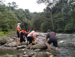 KMPS Lestari dan Peneliti Ecoton Observasi Sungai Balangtieng