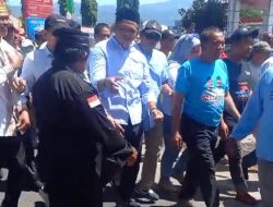 Paslon Uji-Sah Jalan Kaki Bersama Simpatisan Daftar di KPU Bantaeng