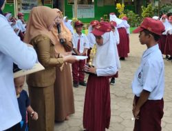 Raih Prestasi Dimomen HUT RI, Siswa SDN 160 Tarampang Diberi Penghargaan