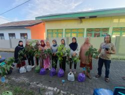 Dukung Ketahanan Pangan, Pemdes Batulohe Salurkan Bibit Alpukat 