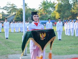 Sosok Tri Wandini Syifani Pembawa Baki Penurunan Bendera yang Bangga Jadi Paskibraka