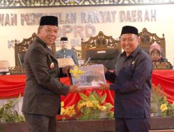 Andi Utta Serahkan Rancangan KUA-PPAS Perubahan 2024 APBD Ke H. Rijal