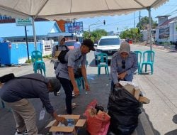 Peduli Kebersihan, Tim Harapan Baru Pungut Sampah Sebelum Tinggalkan KPU