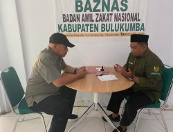 Safiuddin  Tunaikan Zakat Profesi Melalui Baznas Bulukumba