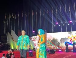 Pj Bupati  Andi Abubakar dan Andi Raodhayanti Ikut Fashion Show HUT Sulsel ke-355 Kenakan Batik Pajonga