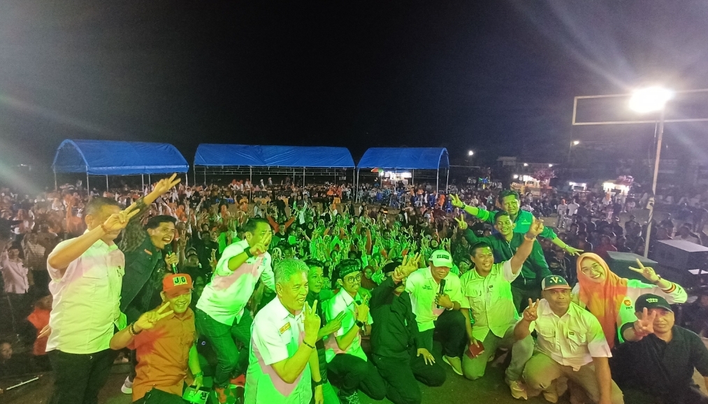 Rijal Jamal bersama Andi Utta dan tim pemenangan saat berkampanye di Lapangan Desa Bontominasa, Kamis malam, 10 Oktober 2024