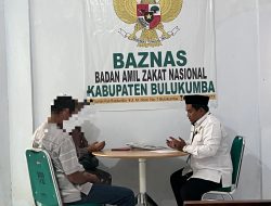 Sepasang Suami Istri Bayarkan Zakat Emas Melalui Baznas Bulukumba