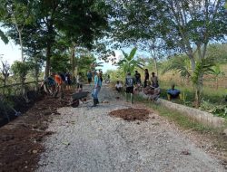 Warga dan Pemdes Bontomangiring Gotong Royong Benahi Ruas Jalan Desa