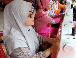 Tingkatkan Kreatifitas, Warga Dilatih Menjahit