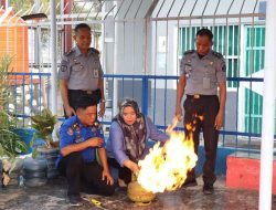 Petugas dan Warga Binaan Lapas Dilatih Pemadaman Kebakaran