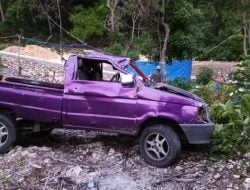 Mobil Pick Up Mengangkut Warga Terbalik di Mandalaria Bontobahari