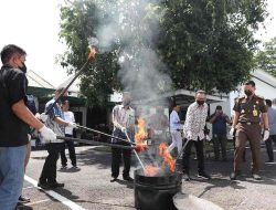 Kejaksaan Negeri Bantaeng Musnahkan Barang Bukti Hasil Tindak Pidana