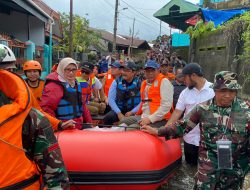 Menteri Sosial Naik Perahu Karet Pantau Banjir di Makassar