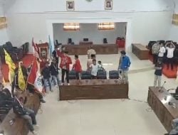 Pengunjuk Rasa Duduki Gedung DPRD Bantaeng, Tuntut Harga Pupuk