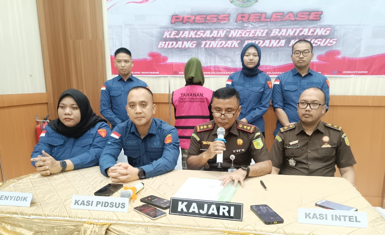 Konferensi Pers, penetapan tersangka kasus korupsi perpipaan batu massong Bantaeng. (Ahmad /RadarSelatan)