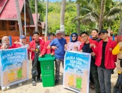 Jalin Sinergitas, Mahasiswa Unhas dan Pemdes Bira Kampanye Kebersihan Pantai