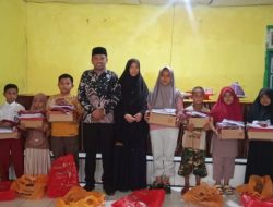 Peduli Pendidikan, Kades Benteng Palioi Bagikan 30 Pasang Seragam Sekolah