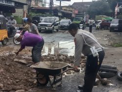 Personel Satlantas Polres Gowa Kerja Bakti Timbun Jalan Berlubang