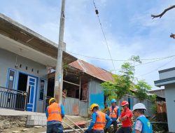 PLN ULP Bantaeng Tegakkan Kembali Tiang Listrik Miring dan Pangkas Pohon untuk Tingkatkan Keandalan Jaringan PLN di Desa Bonto Matene