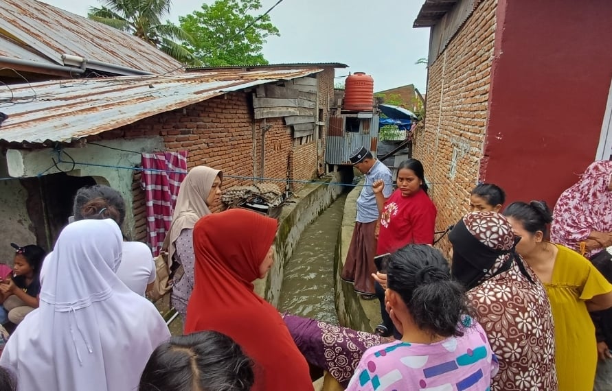 BREAKING NEWS: Seorang Anak Kecil Diduga Hanyut di Saluran Air Jalan Durian Bulukumba, Pencarian Masih Berlangsung