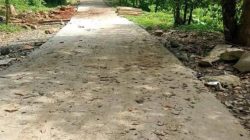 Pembangunan jalan ralan rabat beton menuju lokasi wisata Bulupadido, Desa Tamatto.