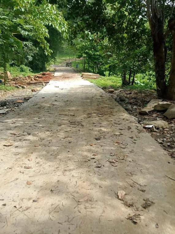 Pembangunan jalan ralan rabat beton menuju lokasi wisata Bulupadido, Desa Tamatto.